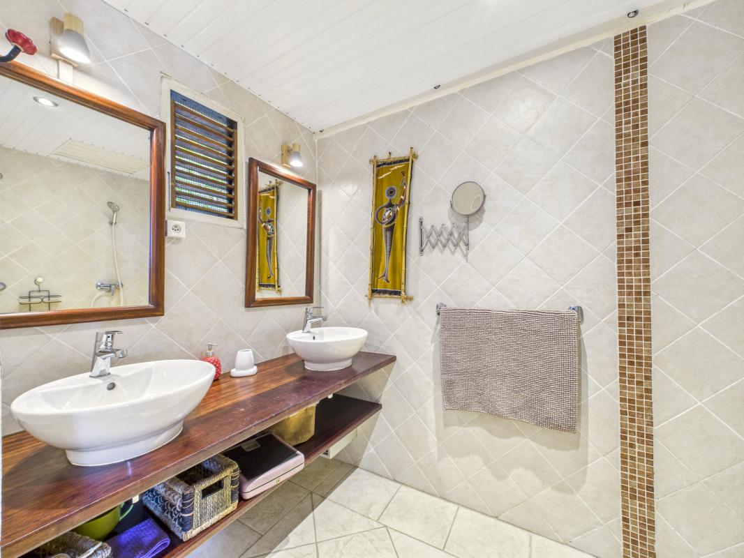 21.Location Villa piscine Deshaies Guadeloupe_Chambre 1 vue mer